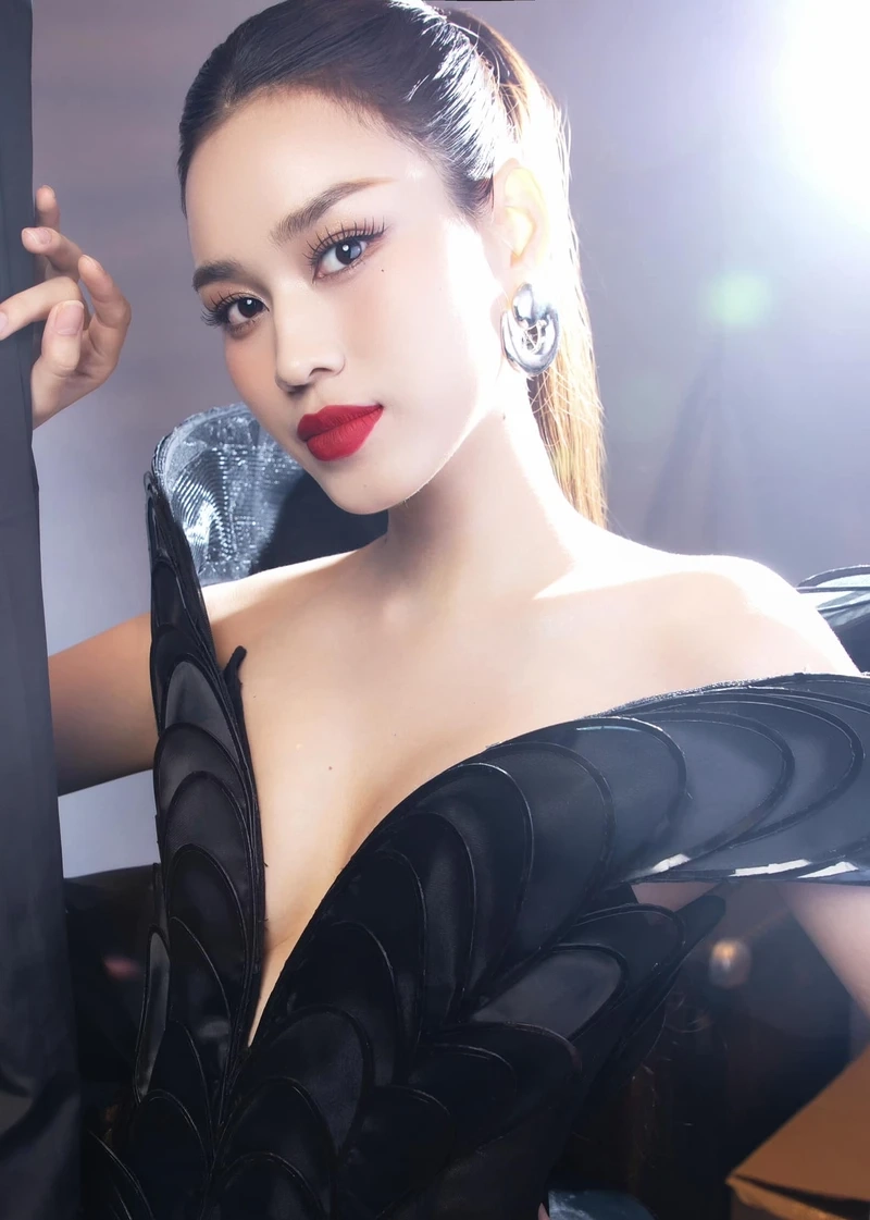 Hoa hậu Đỗ Thị Hà mặc áo tắm gây ấn tượng bởi sự tự nhiên