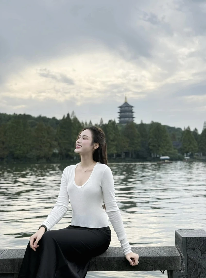 Đỗ Thị Hà mặc áo dài rau má là hình ảnh đậm chất văn hóa Việt Nam