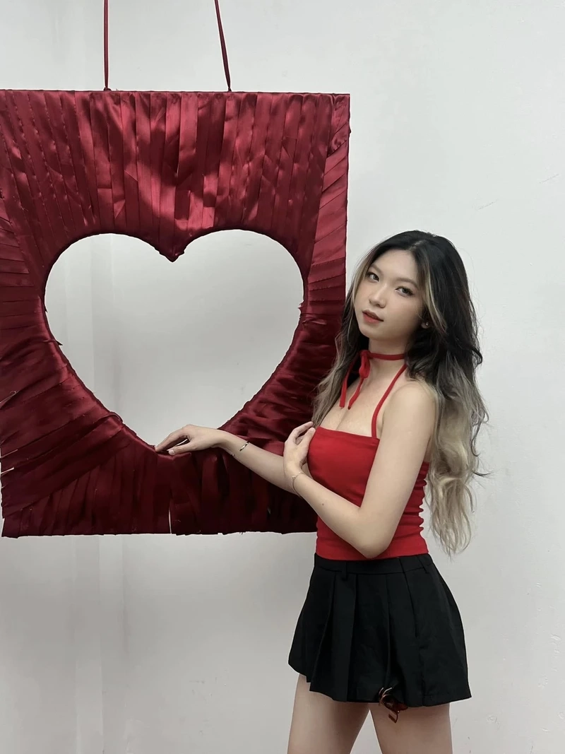 Ảnh dáng gái xinh che mặt, tôn lên nét duyên dáng và kiêu sa