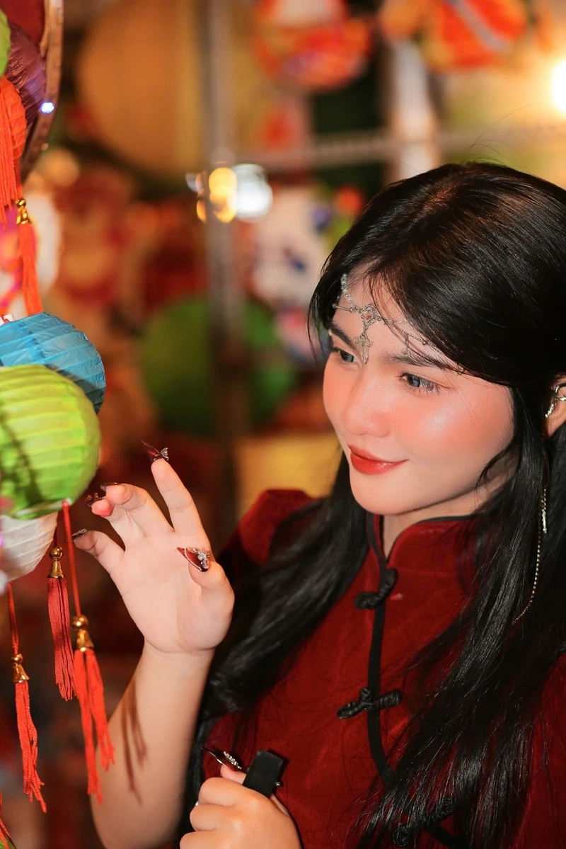 Em gái xinh đẹp khi đi đường, tạo dấu ấn mạnh mẽ với vẻ đẹp nhẹ nhàng