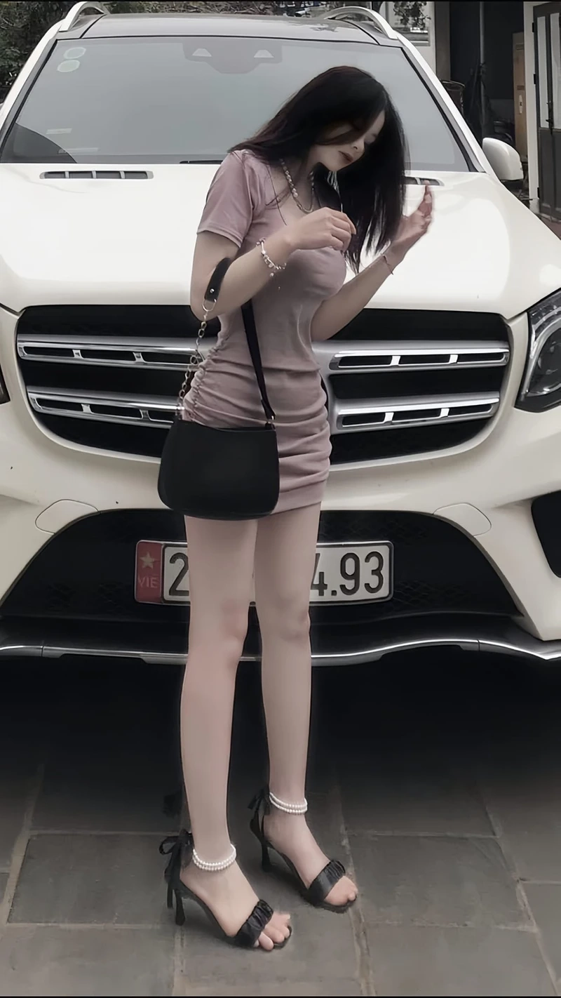 Avatar cô gái cầm hoa, tạo nên hình ảnh dịu dàng và lãng mạn