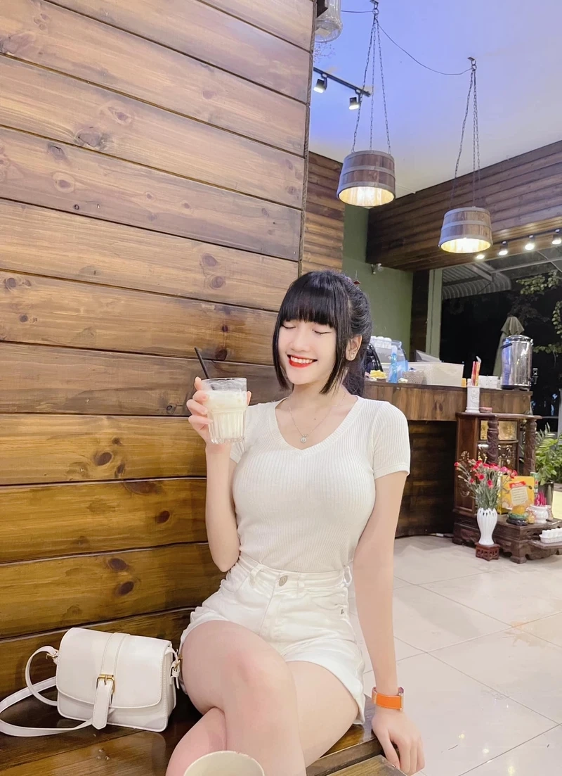 Gái xinh trên YouTube, thu hút người xem bởi vẻ đẹp tự nhiên và duyên dáng