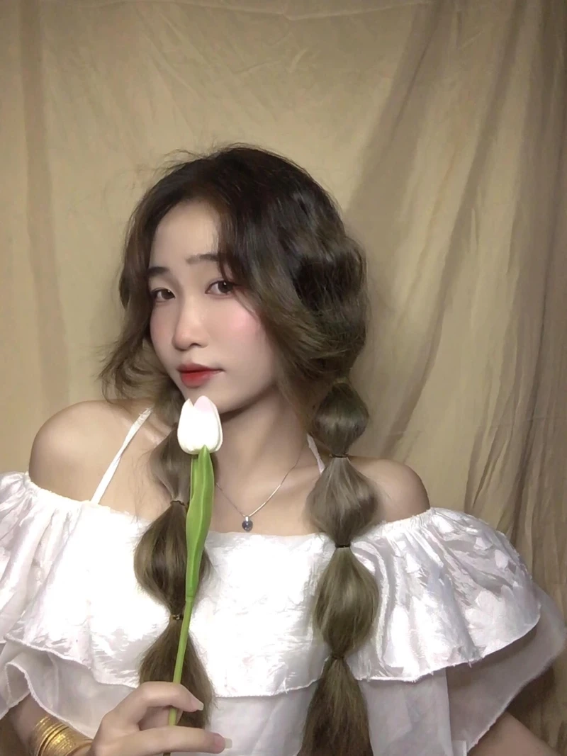 Gái xinh cute tóc dài, dễ thương và đầy sức sống trong từng bước đi
