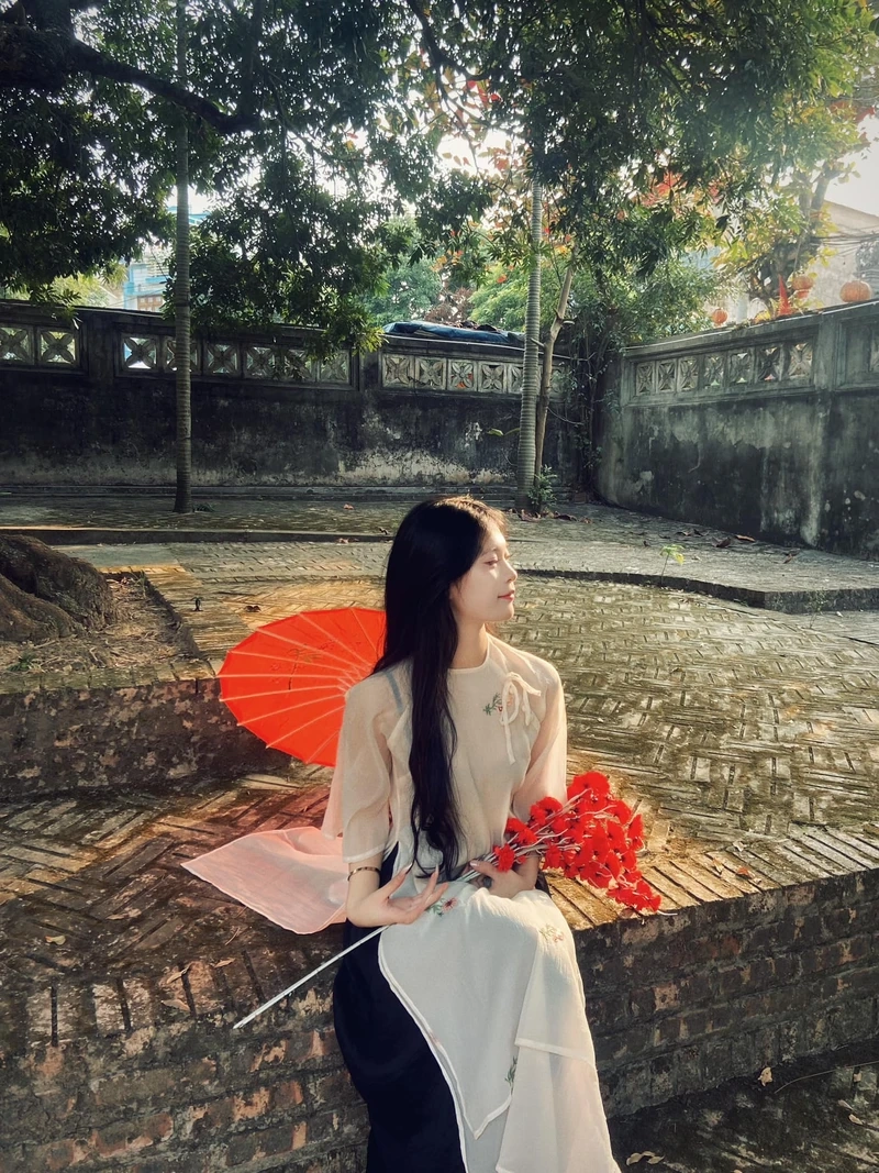 Gái xinh tóc dài đeo kính 2k10, mang đến vẻ đẹp hiện đại và cuốn hút