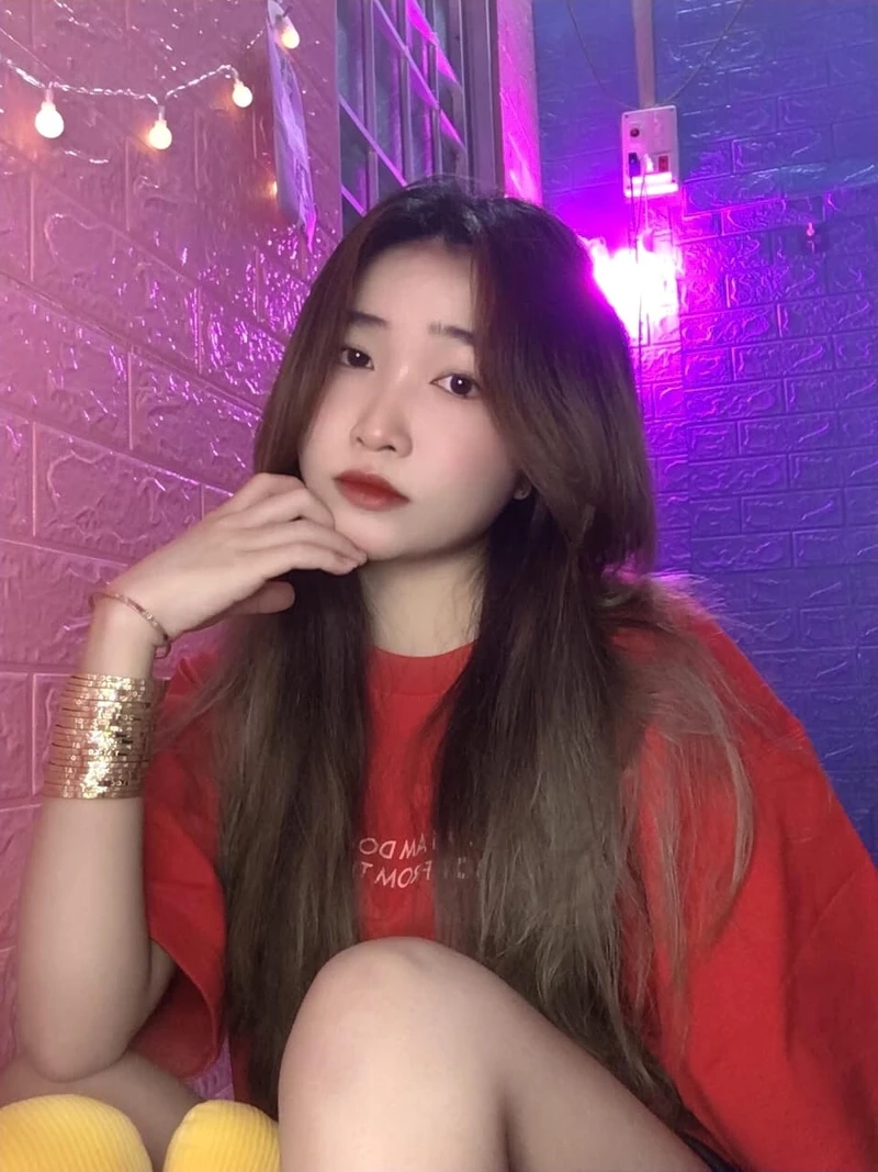 Hình ảnh cô gái che mặt bằng tay, tạo nên sự ngọt ngào và cuốn hút lạ kỳ