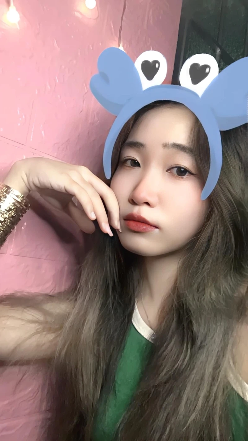 Gái xinh đeo kính cute, mang lại sự dễ thương và quyến rũ đáng yêu