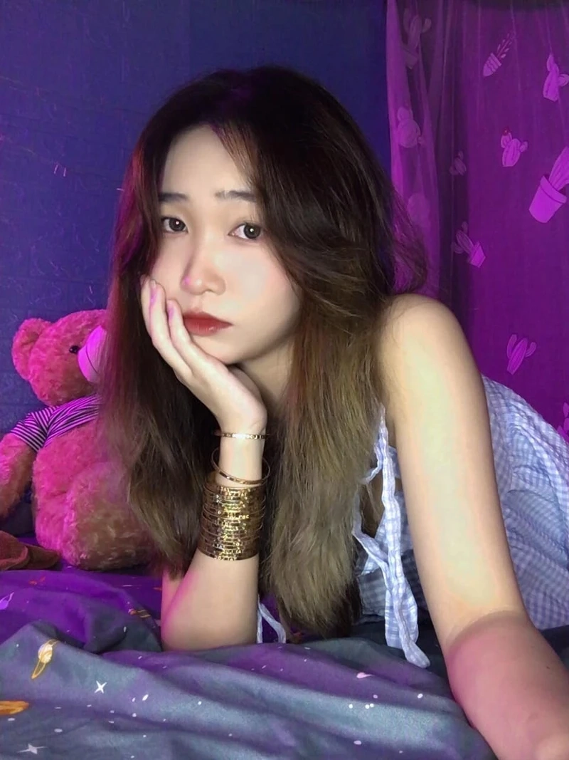 Gái xinh đeo kính tóc dài, thu hút sự chú ý với vẻ đẹp thanh thoát