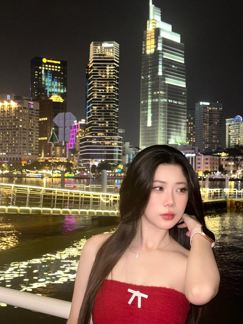 Hình cô gái che mặt bằng nón lá, thể hiện nét đẹp dân dã và tinh tế