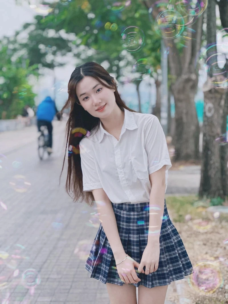 Hình gái xinh đeo mắt kính che mặt, vẻ đẹp lôi cuốn và đầy sự ngọt ngào