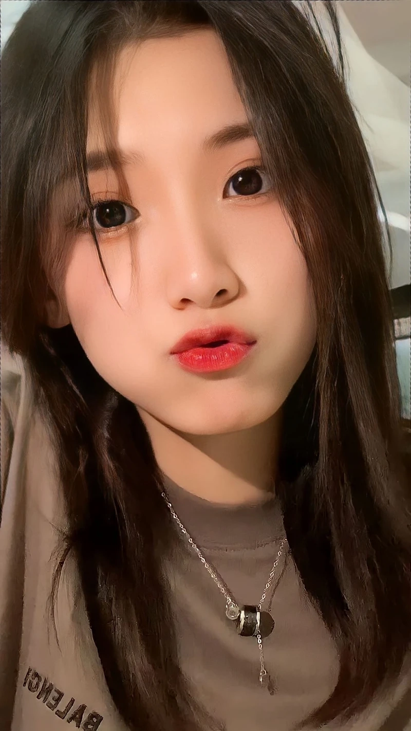 Hình gái xinh đeo mắt kính cute, dễ thương và đầy quyến rũ trong từng góc nhìn