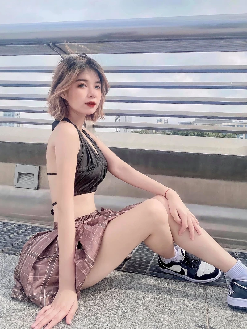 Ảnh đại diện gái xinh che mặt bằng hoa, nổi bật với sự thanh thoát và dễ thương