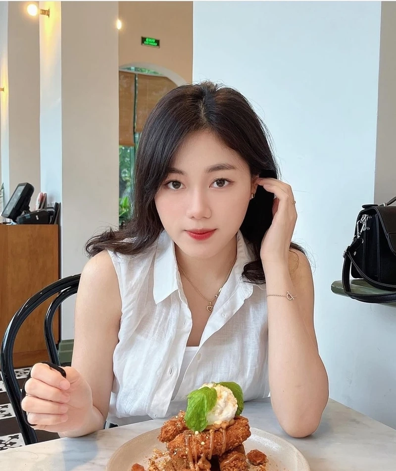 Gái xinh tóc dài đeo kính hot, tạo sự cuốn hút và đầy năng lượng
