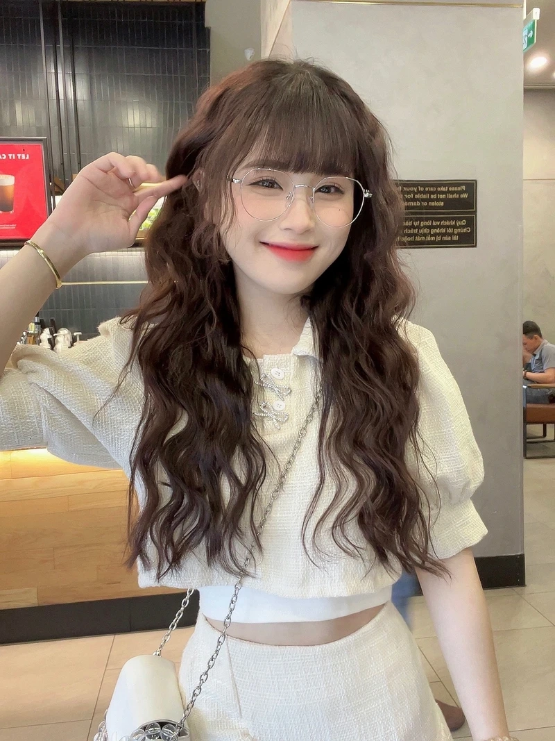 Gái xinh mặc váy ngắn nhảy tiktok thu hút mọi ánh nhìn
