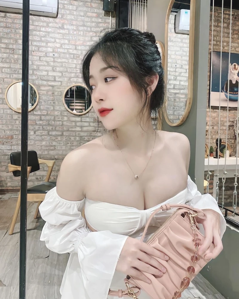 Ảnh gái xinh chụp dáng, thu hút với thần thái tự nhiên và cuốn hút