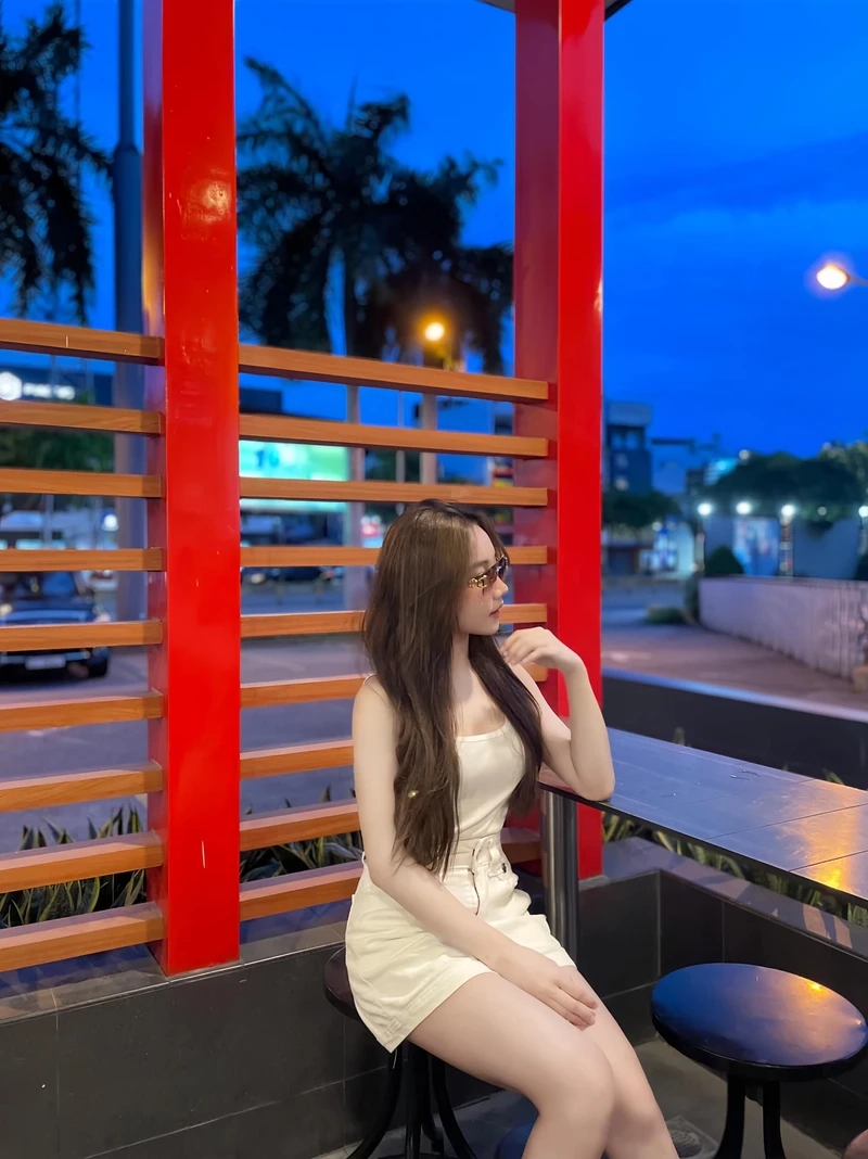 Gái xinh tóc dài đeo kính ngầu mang lại vẻ đẹp cá tính và ấn tượng