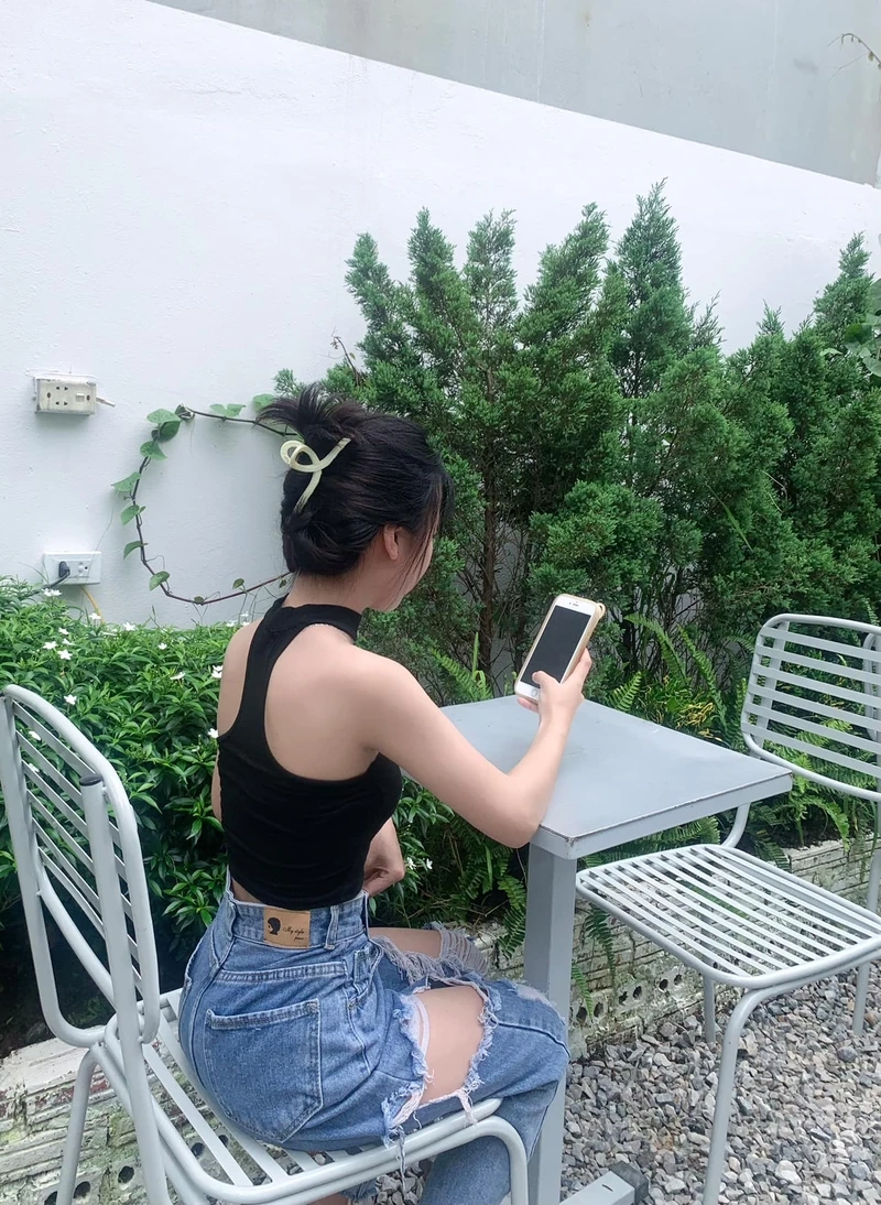 Gái đẹp ngầu thu hút ánh nhìn với thần thái mạnh mẽ và cuốn hút