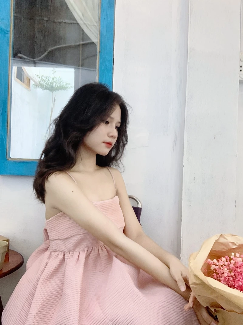 Váy trắng xinh đẹp mặc định tạo ra vẻ đẹp thu hút người nhìn