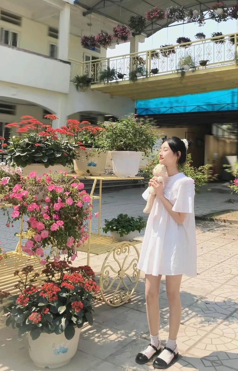 Hình ảnh gái xinh mặc váy trắng mang lại vẻ đẹp tinh tế, dễ thương