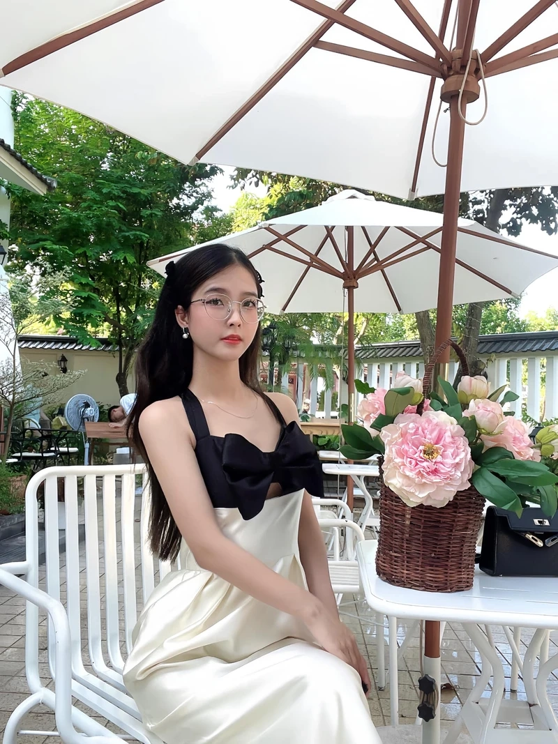 Che mặt gái xinh mặc váy trắng tạo nét huyền bí và cuốn hút