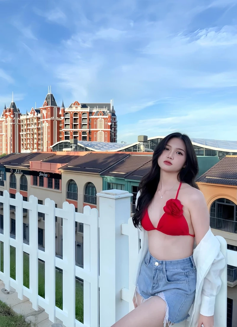Hình ảnh gái xinh chụp trước gương mặt thu hút ánh nhìn mạnh mẽ