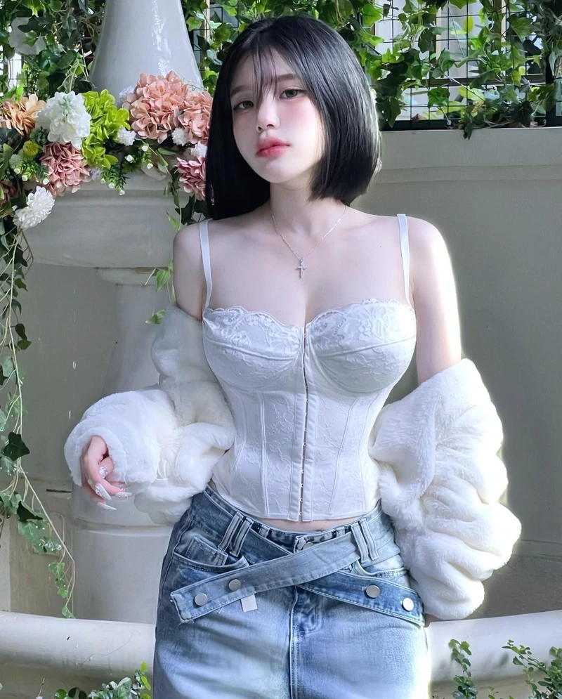 Gái xinh 2k khoe dáng, tự tin thể hiện vẻ đẹp hình thể hoàn hảo