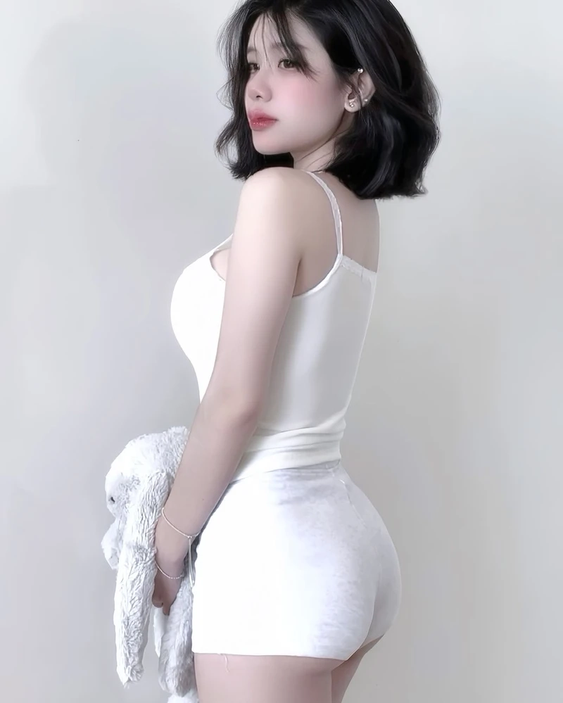 Gái xinh mặc váy ngắn sexy, nổi bật với vẻ đẹp gợi cảm và cuốn hút