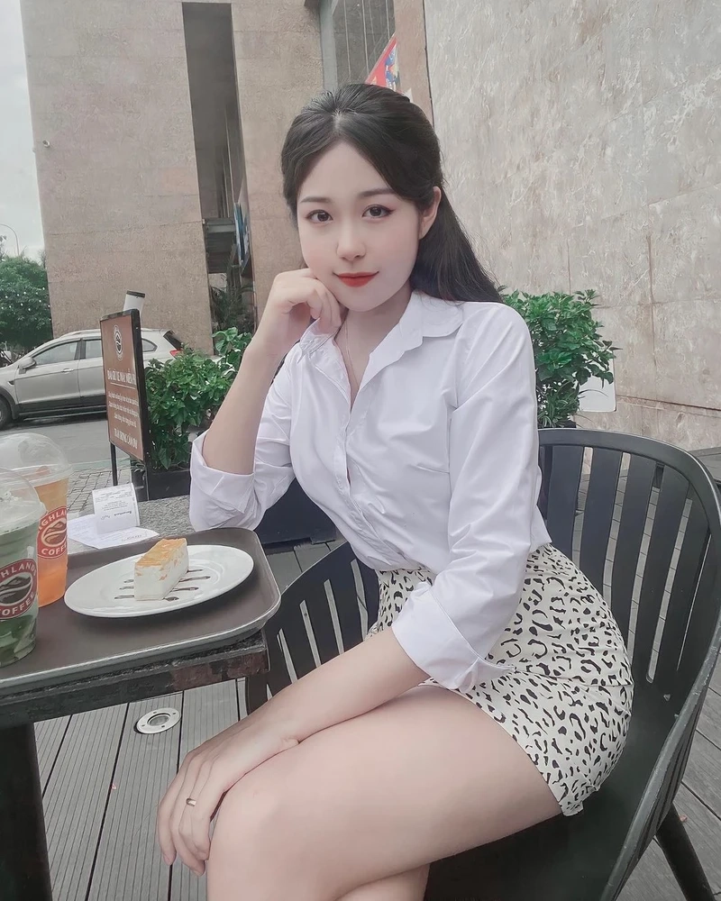 Gái xinh mặc váy ngắn đen, thu hút mọi ánh nhìn với thần thái quyến rũ