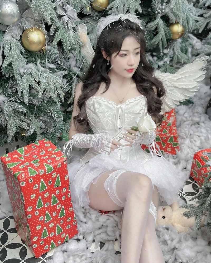 Gái xinh mặc váy trắng ngắn, toát lên vẻ đẹp nữ tính và ngọt ngào