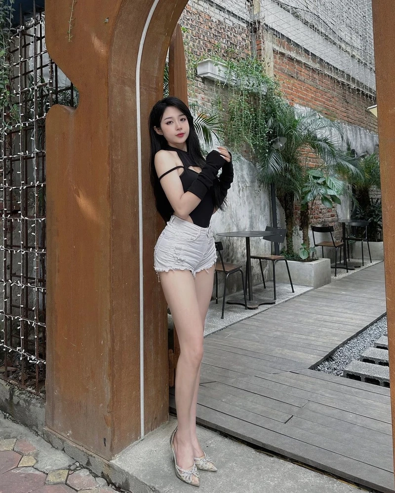 Gái xinh mặc váy sexy, nổi bật với sự quyến rũ và cuốn hút