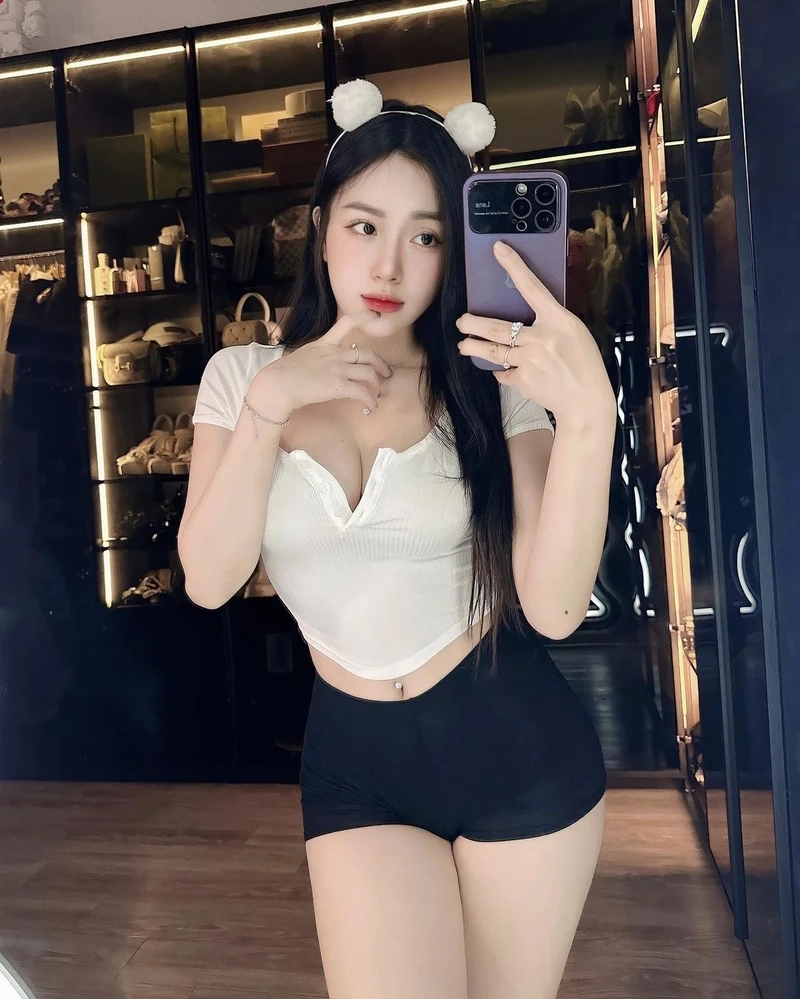 Gái xinh chụp ảnh che mặt, tạo vẻ bí ẩn và quyến rũ