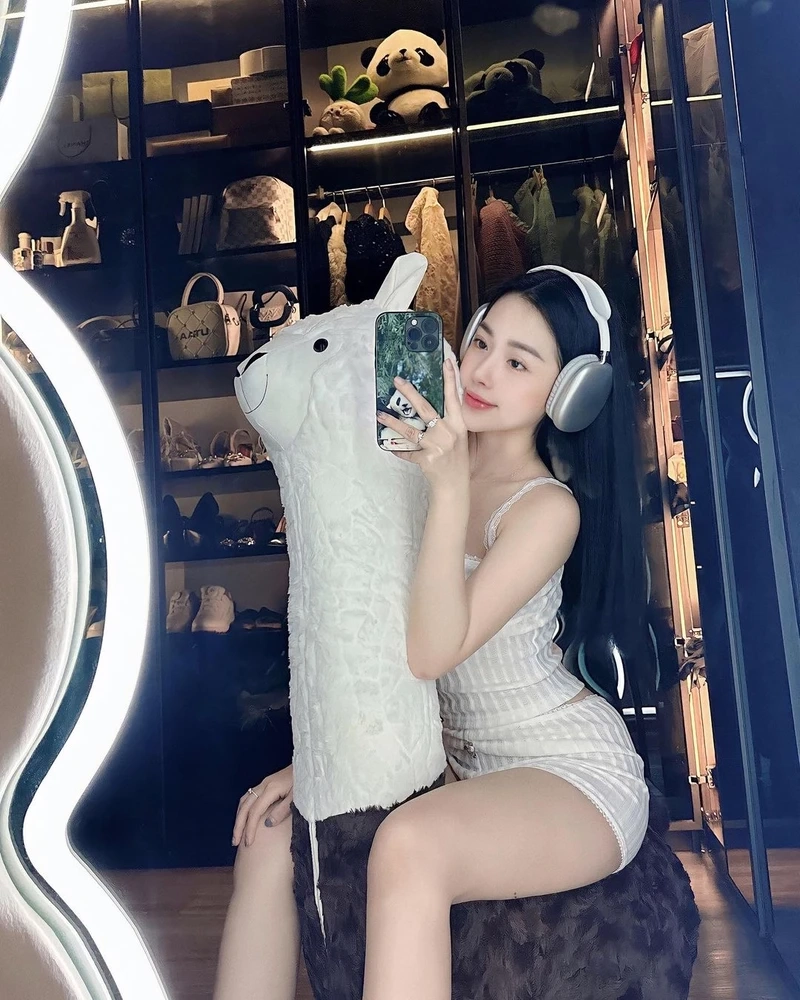 Gái xinh gọi dức, tỏa sáng với thần thái tự tin và quyến rũ