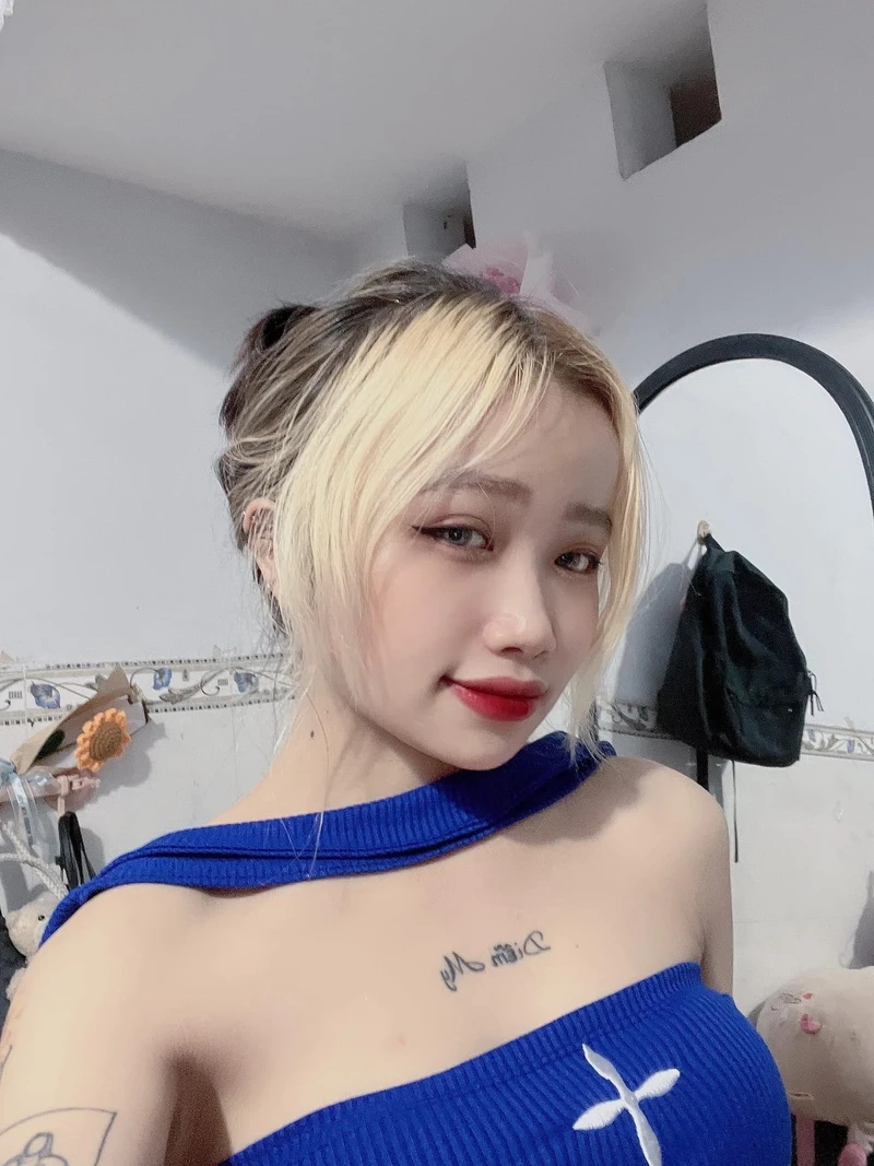 Gái xinh mặc váy trắng nhảy, tươi mới và cuốn hút trong từng bước di chuyển