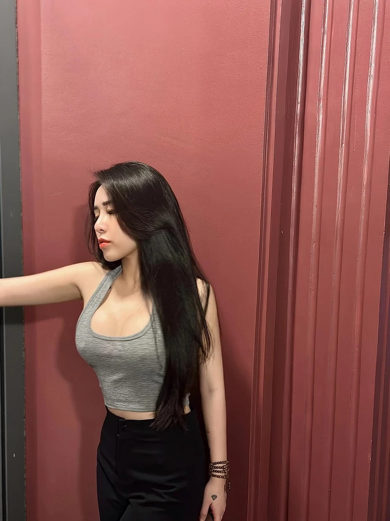 Ảnh gái xinh chụp trước gương tạo sự lôi cuốn, dễ mến