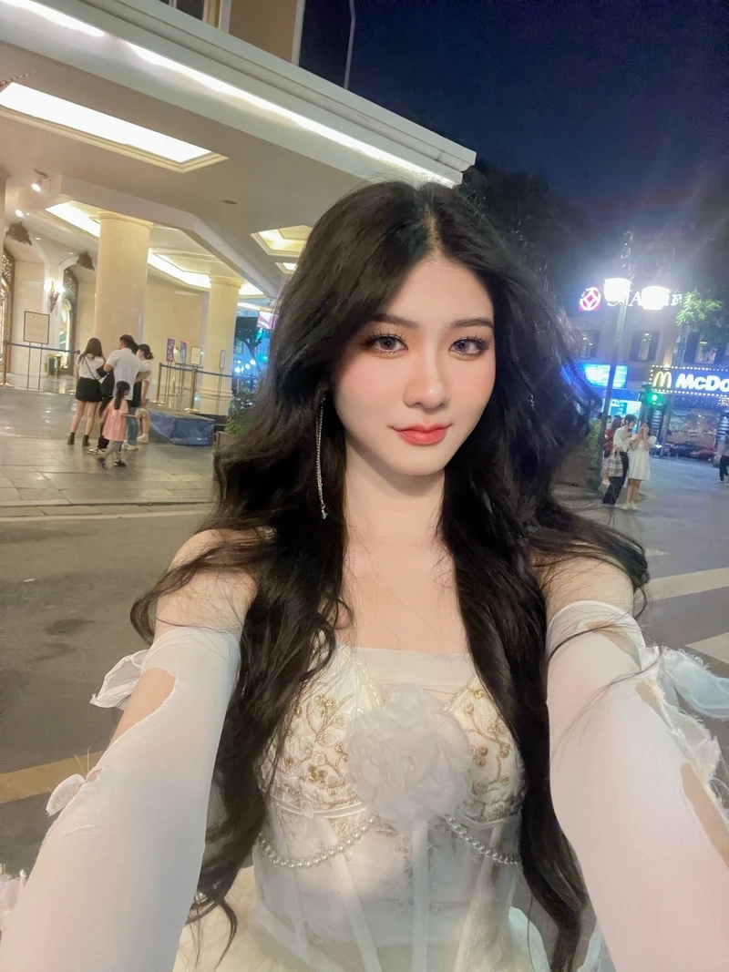 Gái xinh du to hot girl, nổi bật với sự quyến rũ và tự tin