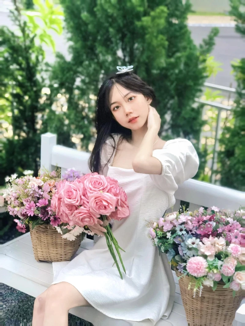 Gái xinh du to với vòng 1 đẹp, nổi bật với vẻ đẹp tự tin và quyến rũ