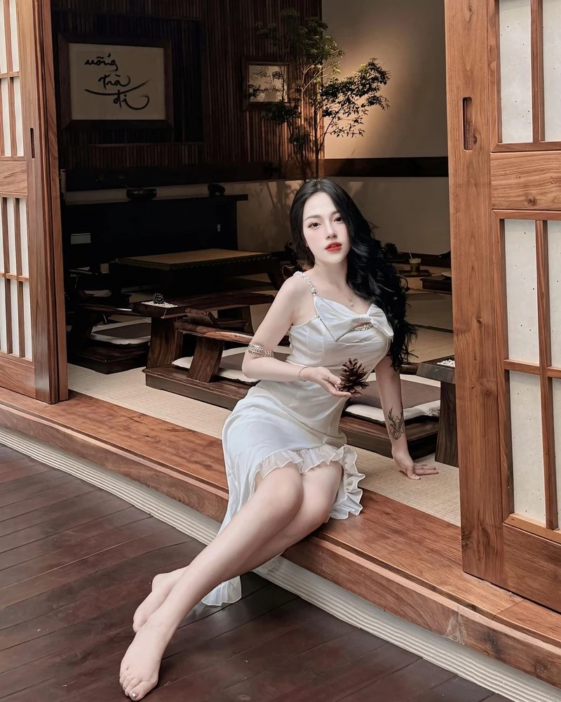 Gái xinh tóc dài đeo kính 2k10, nổi bật với vẻ đẹp ngọt ngào và cá tính