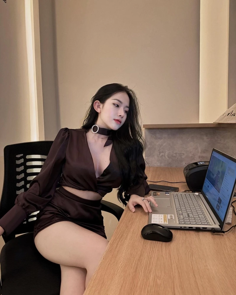 Gái xinh tóc dài đeo kính cute, thu hút sự chú ý với phong cách tươi mới