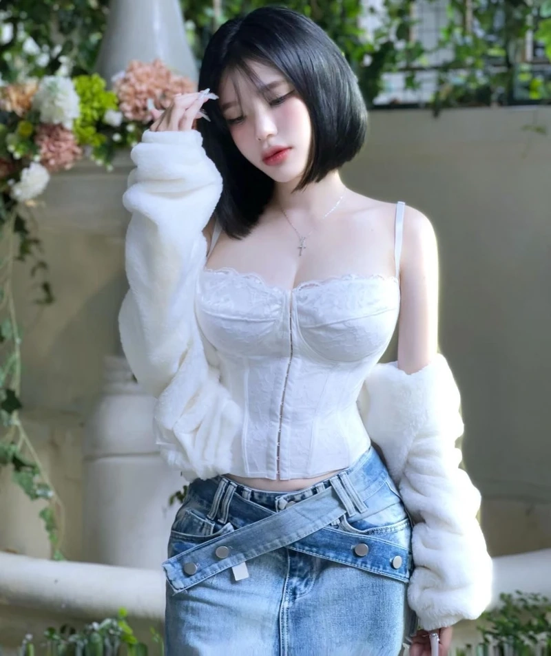 Gái xinh tóc dài đeo kính hot, tạo ấn tượng mạnh mẽ với vẻ đẹp cuốn hút