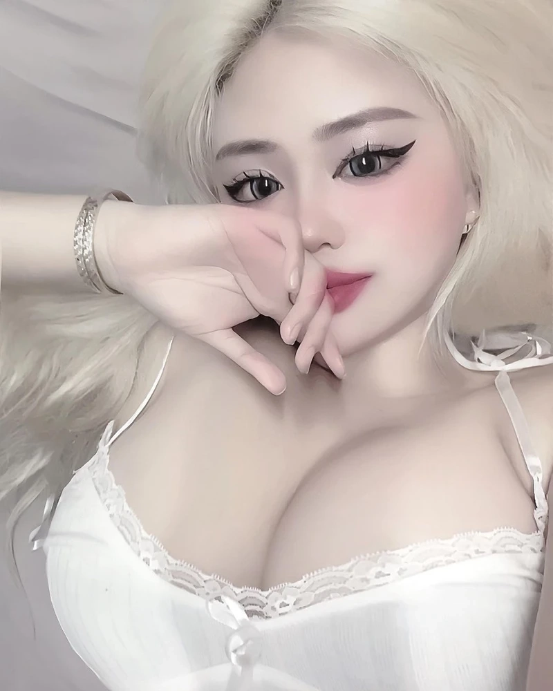  Gái xinh đeo kính mặc bikini, thu hút ánh nhìn với sự tự tin và quyến rũ