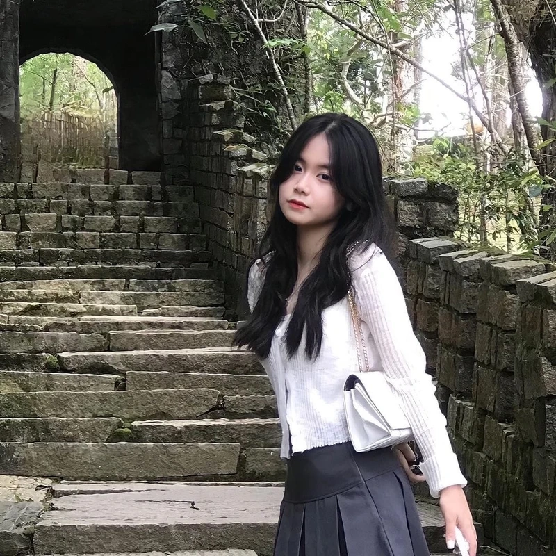 Ảnh gái xinh chụp dáng, thu hút với vẻ đẹp tự tin và quyến rũ