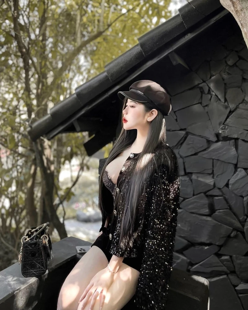 Ảnh gái xinh chụp dáng, thu hút với vẻ đẹp tự tin và cuốn hút