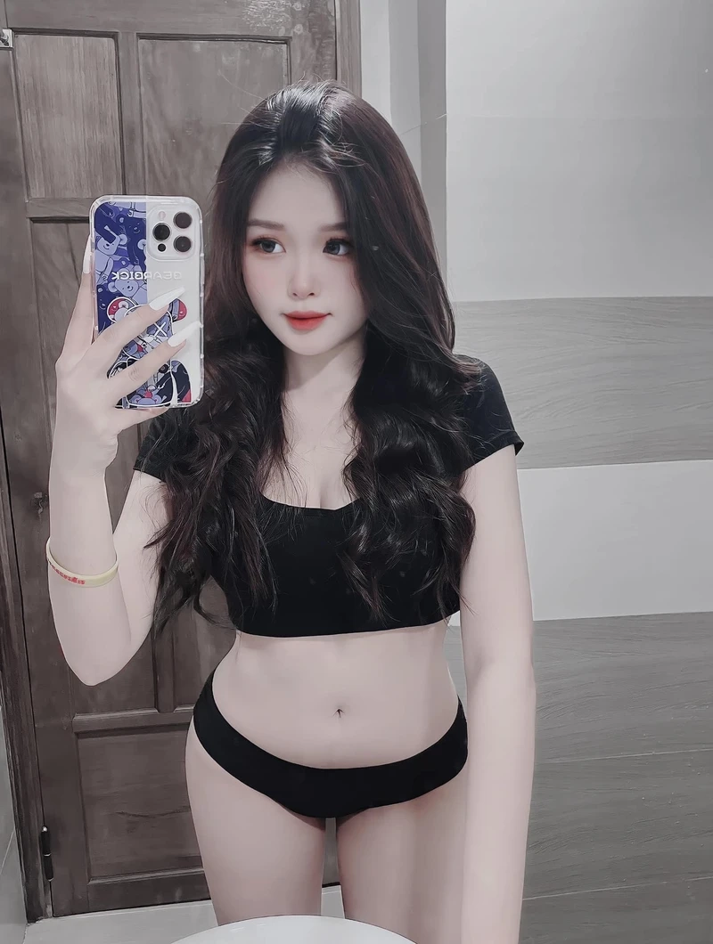 Che mặt gái xinh mặc váy trắng, tạo sự cuốn hút với vẻ đẹp bí ẩn