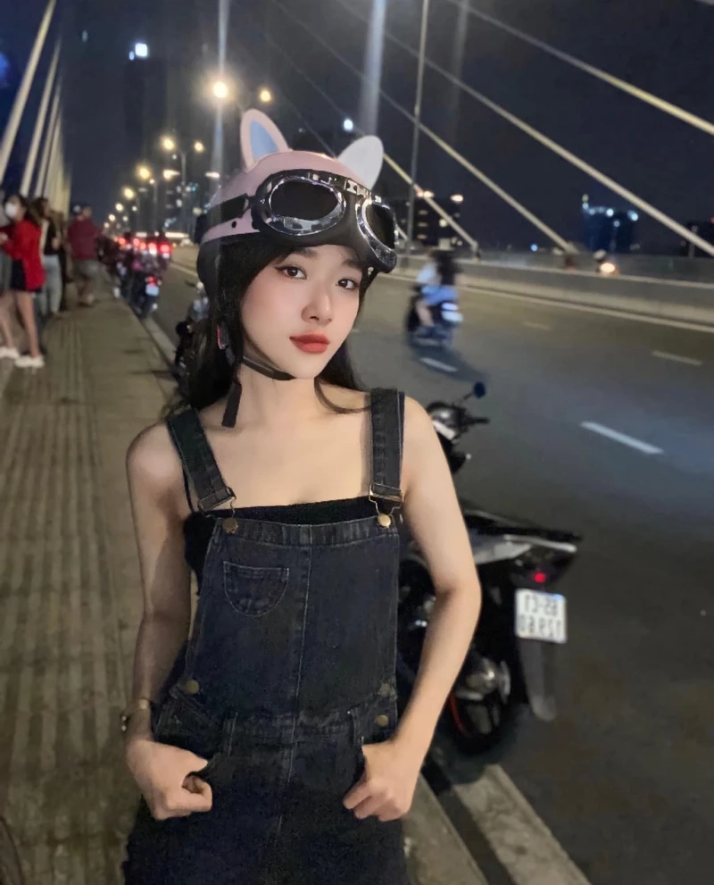 Gái đẹp tóc dài mặc bikini thể hiện sự quyến rũ