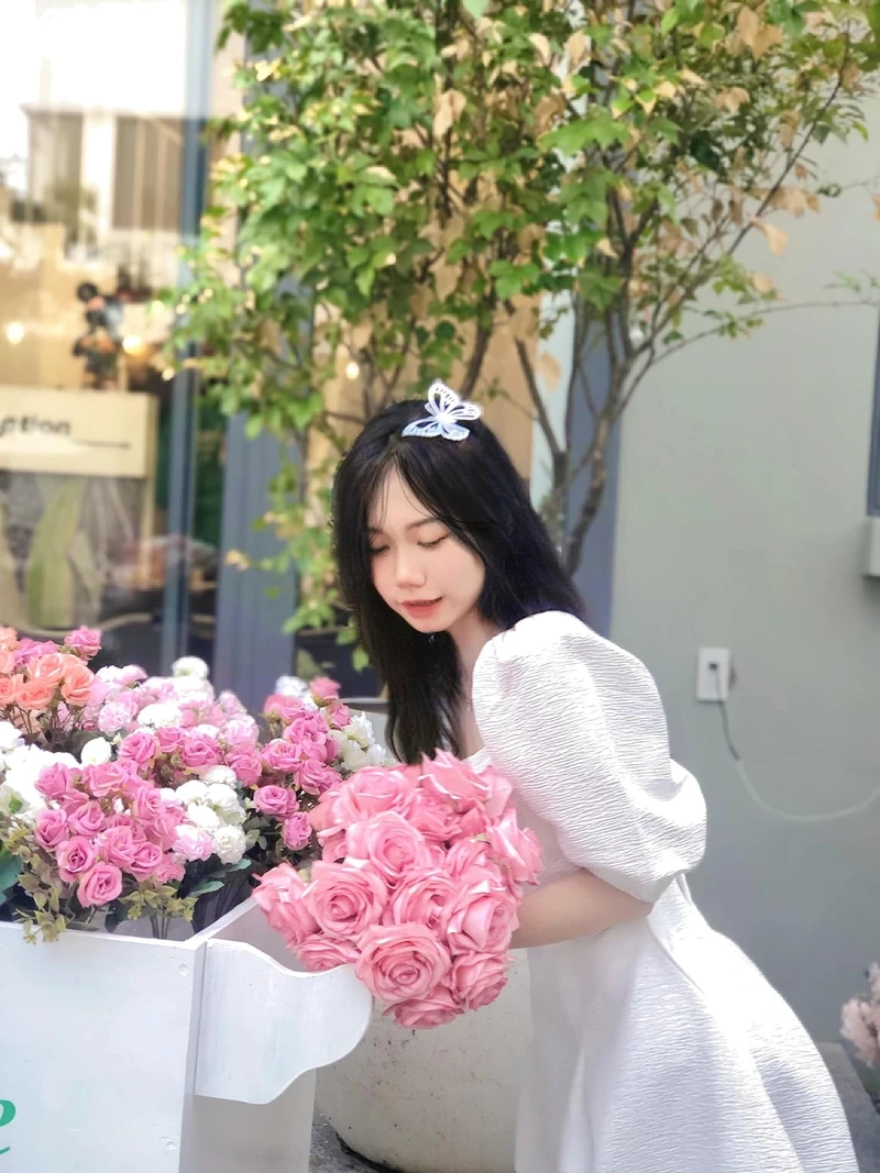 Gái xinh mặc váy trắng nhảy với vẻ đẹp năng động