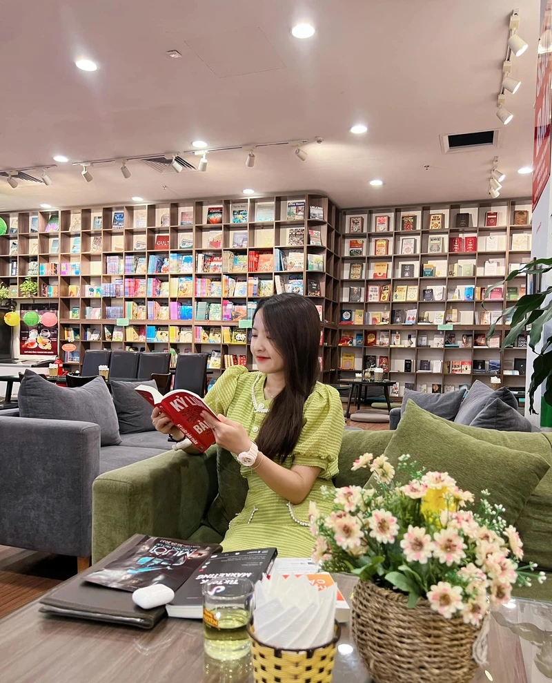 Gái đẹp chụp hình che mặt, tạo sự huyền bí và thu hút ánh nhìn
