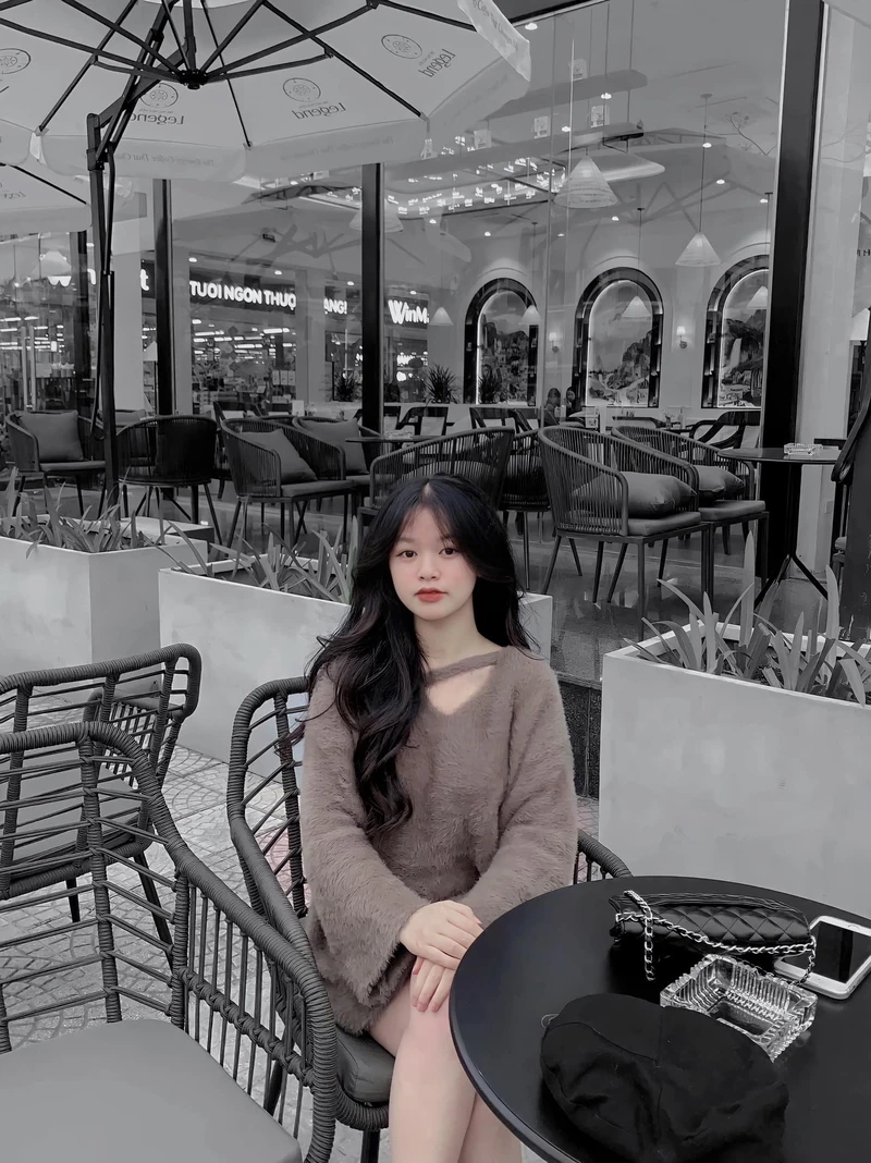 Gái xinh hot với trang phục quyến rũ, nổi bật với sự tự tin và duyên dáng