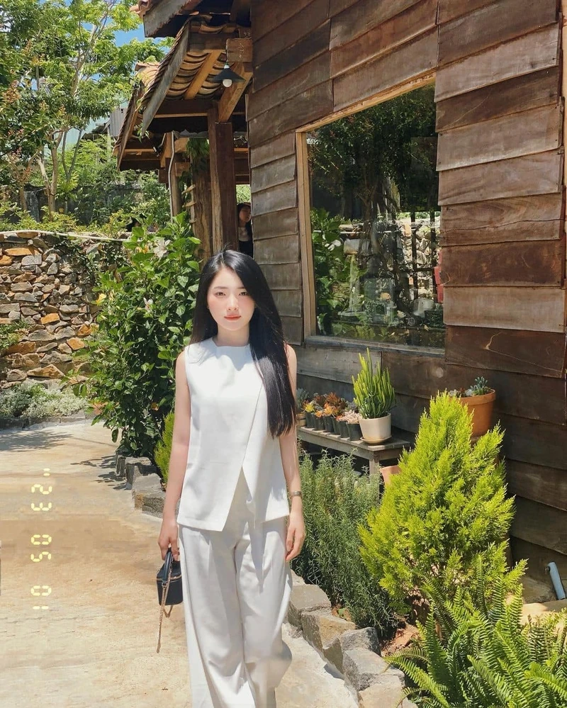 Gái xinh chụp ảnh ngoại cảnh, tỏa sáng với vẻ đẹp nhẹ nhàng và tự nhiên