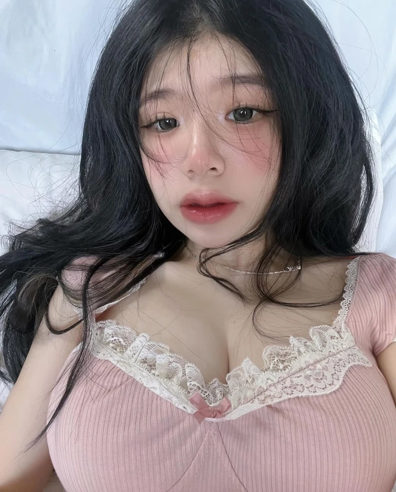 Gái xinh tiktok mặc váy ngắn, nổi bật với vẻ đẹp quyến rũ