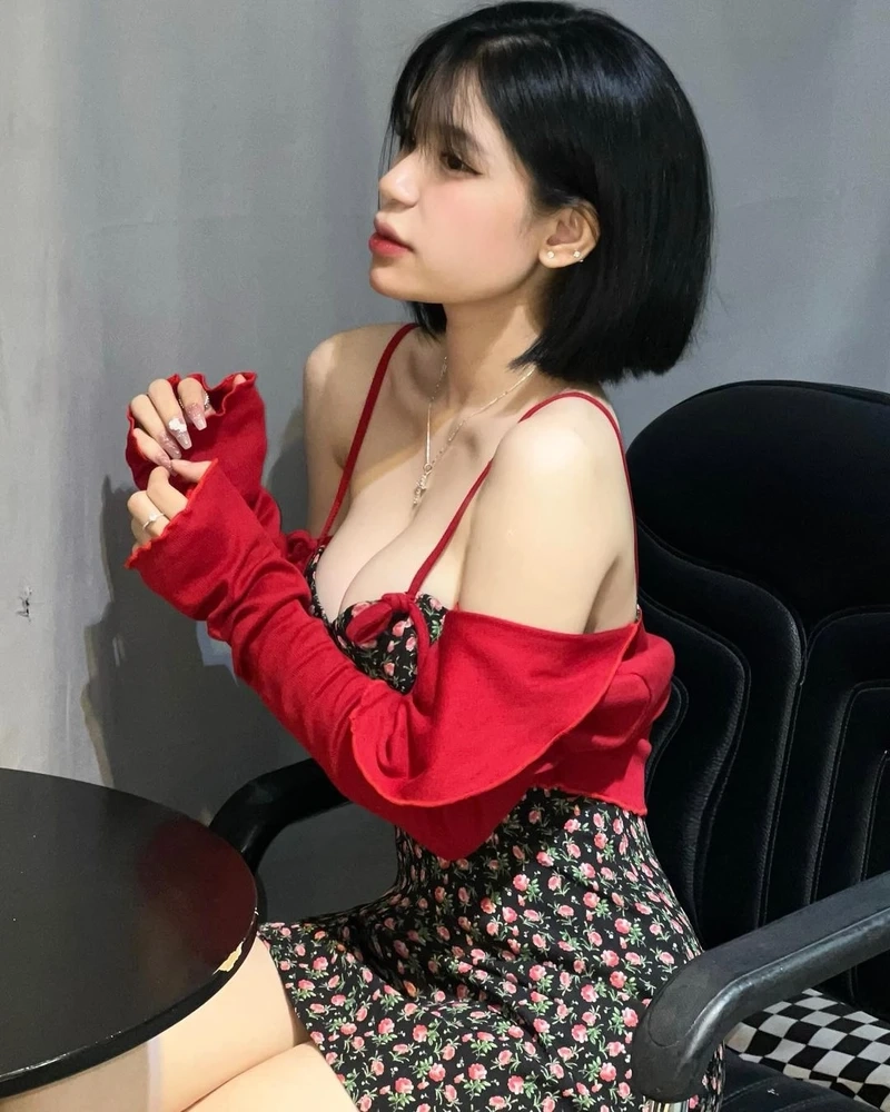 Gái xinh tiktok mặc váy ngắn nhảy, tỏa sáng với thần thái tự tin