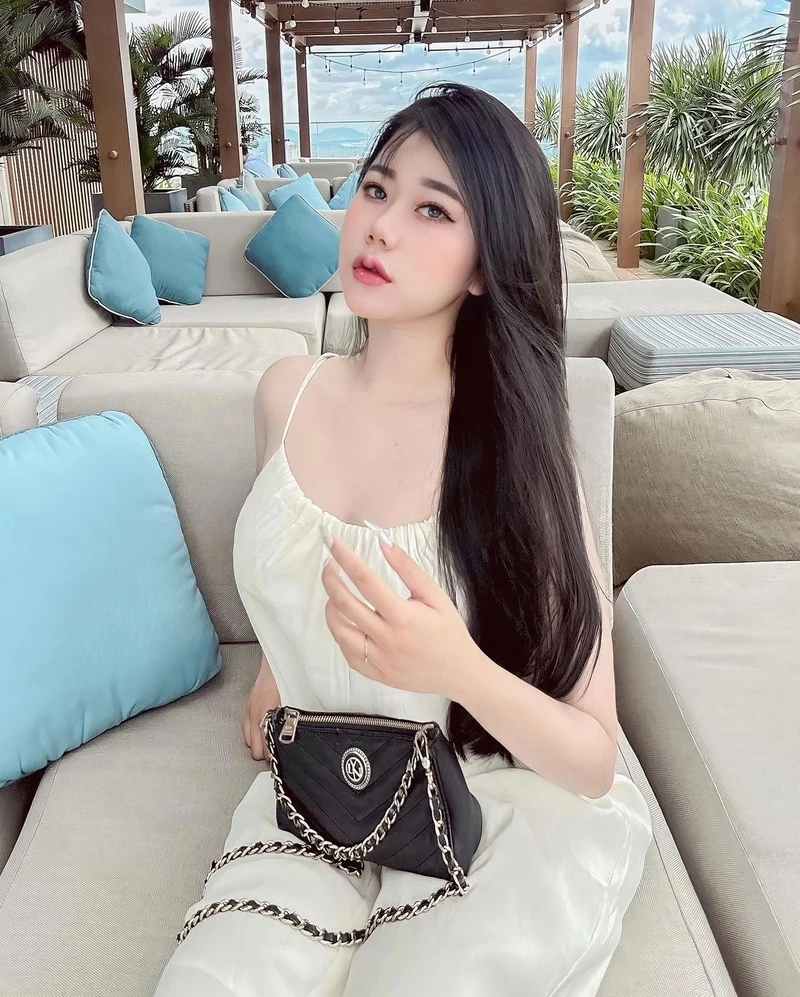 Ảnh mạng gái xinh chụp trước gương, thu hút ánh nhìn với thần thái cuốn hút